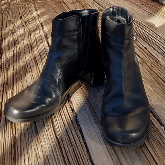 Prices are dropping ↘️ like the temperature! Boots by Nicole Miller size 8 - Picture 6 of 9